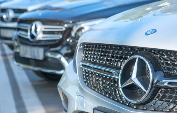 Galati, Romanya Eylül, 2017: Mercedes Benz logosu yakın bir araba ızgara. Mercedes-Benz Alman otomobil üreticisidir. Marka lüks otomobiller, otobüsler, antrenörler ve kamyonlar için kullanılır. — Stok fotoğraf