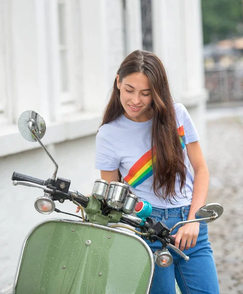 Belle jeune fille près du scooter — Photo