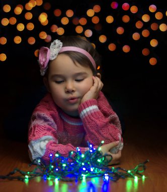 Küçük kız Noel günü kapalı.