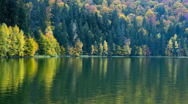 Sjön saint Ana, Rumänien, i höstsäsongen — Stockfoto