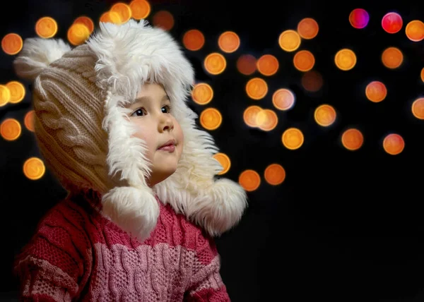 Маленькая девочка в помещении на Рождество . — стоковое фото