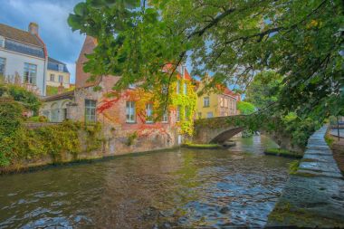 Su kanalı ve köprü Brugge, Belçika