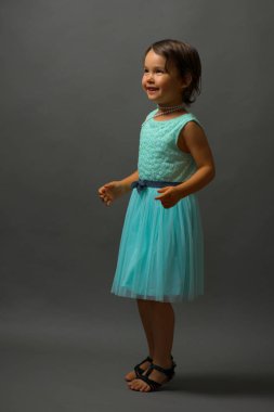 Studio güzel elbise sevimli küçük kız