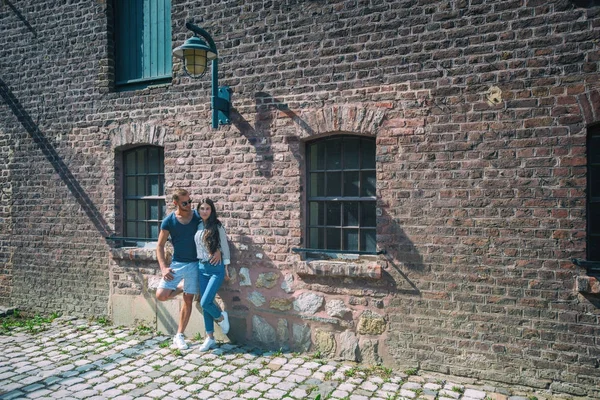 Vackra par på stenad byggnad — Stockfoto
