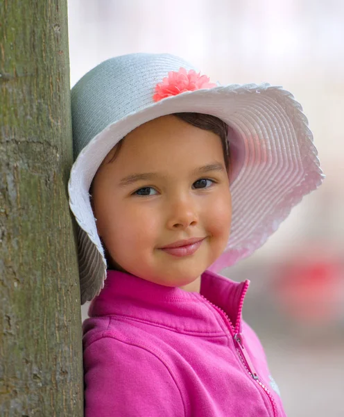 Κοριτσάκι με λευκό καλοκαιρινό καπέλο — Φωτογραφία Αρχείου