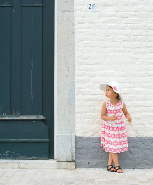 Κοριτσάκι σε ροζ φόρεμα και λευκό καλοκαιρινό καπέλο εξωτερική — Φωτογραφία Αρχείου