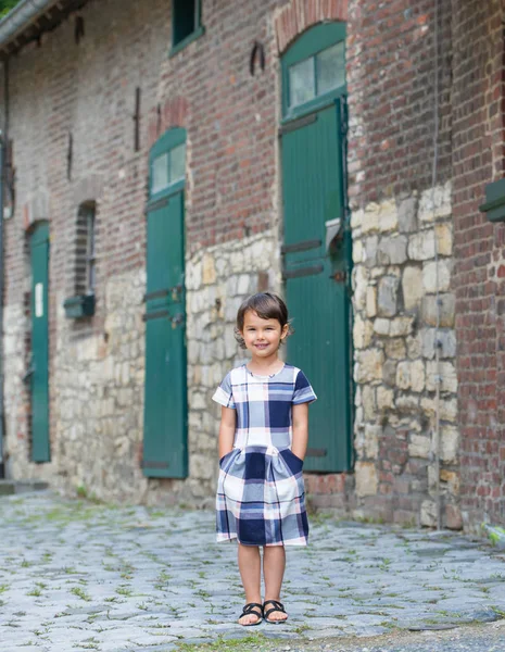 Bambina in abito posa all'aperto — Foto Stock