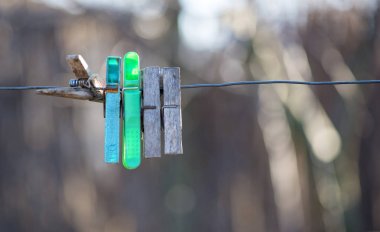 Çamaşırhane tel üzerinde eski kancaları