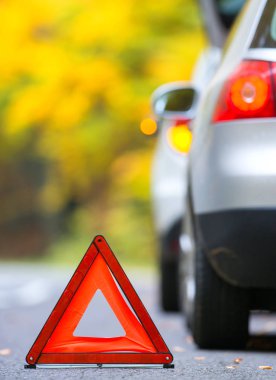 Kırık araba konsepti, yolda arıza üçgen