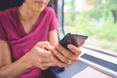 Tren onu gezisi sırasında telefonunda kadın manifatura