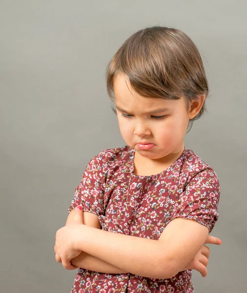 Çok kızgın ve üzgün kız, gri arka plan üzerinde izole