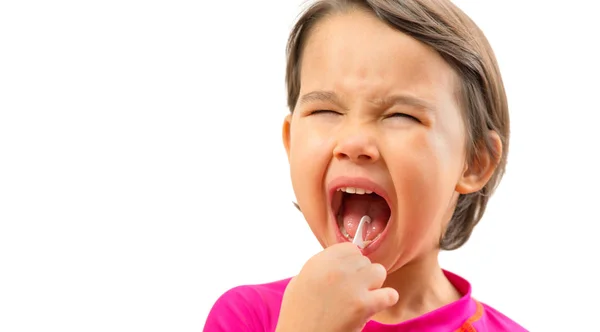 Närbild med liten flicka med hjälp av tandpetare för att rengöra sina tänder på — Stockfoto