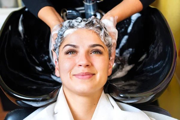 Vacker Ung Kvinna Med Frisören Tvätta Huvudet Frisörsalong — Stockfoto