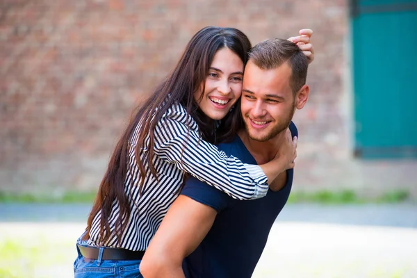 Açık portre romantik genç çiftin eğleniyor