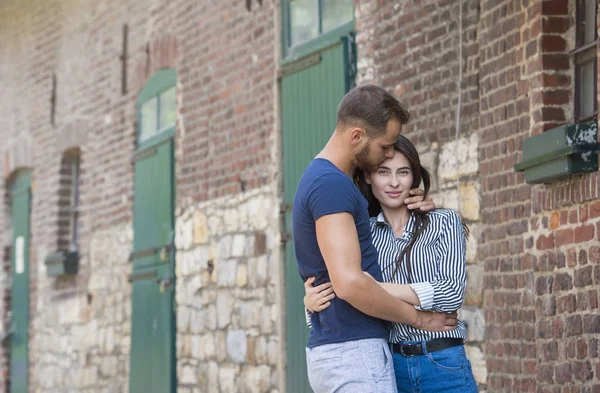 Romantiska Unga Par Kärlek Kramar Gatan — Stockfoto