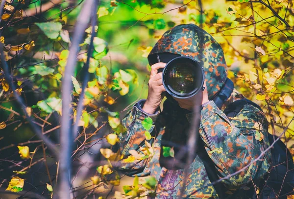 Djurliv Mannen Naturfotograf Kamouflage Outfit Fotografering Tar Bilder — Stockfoto