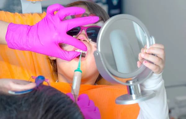 Schattig Meisje Zittend Stoel Bij Tandarts Met Zonnebril Behandeling Krijgt — Stockfoto