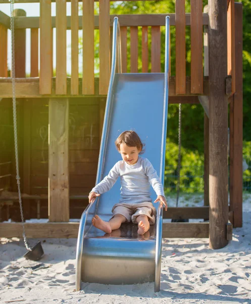 Menina Brincando Slide Playground — Fotografia de Stock