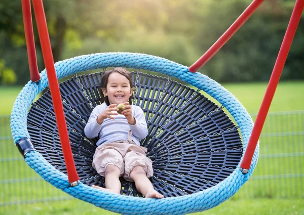 Bambina Divertendosi Uno Swing Arrotondato — Foto Stock