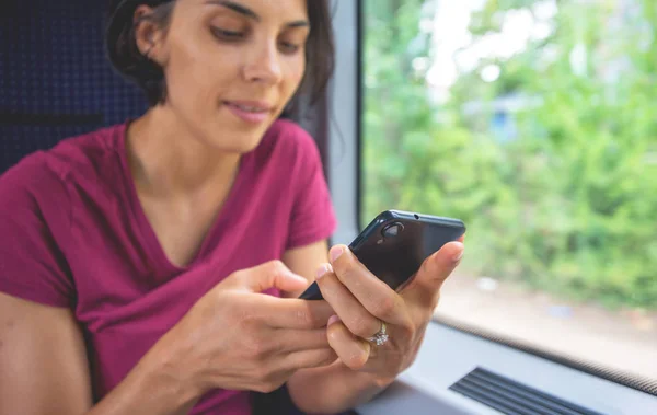 Kvinna Textning Sin Telefon Hennes Resa Tåg — Stockfoto