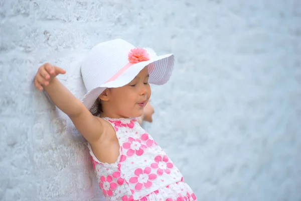 幸せな子供女の子笑っていますでA空のレンガの壁 — ストック写真