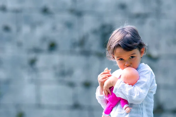 Bonito Menina Segurando Abraçando Sua Boneca — Fotografia de Stock