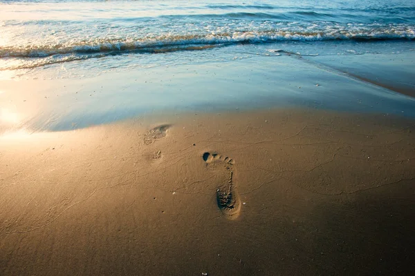 Beach dalga ve günbatımı zaman ayak izleri