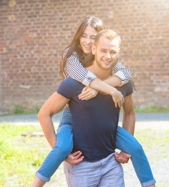 Portrait Extérieur Jeune Couple Romantique — Photo