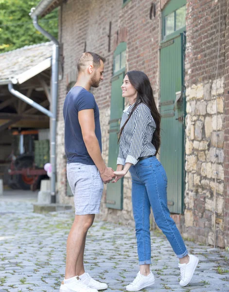 Jovem Casal Abraçando Divertindo — Fotografia de Stock