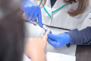 Salonda Bakımı tırnak. Müşteri'nın çivi tarih seçici odak.