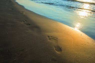 Beach dalga ve günbatımı zaman ayak izleri