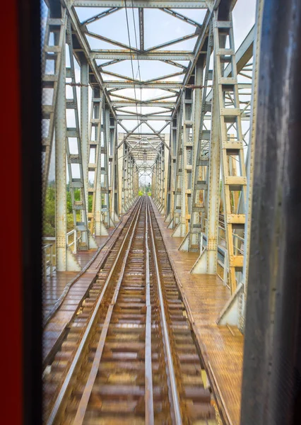 Eski Çelik Demiryolu Köprüsü Nehri Üzerinde — Stok fotoğraf