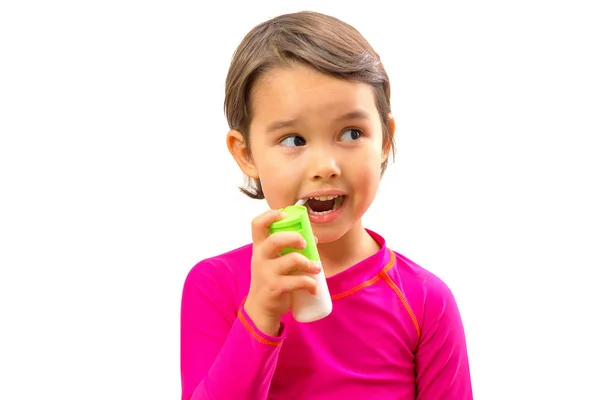 Ziek meisje gebruikt medische spray voor adem — Stockfoto