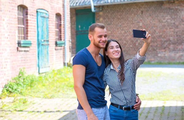 Outdoor Portret Van Romantische Jong Koppel Nemen Selfie — Stockfoto