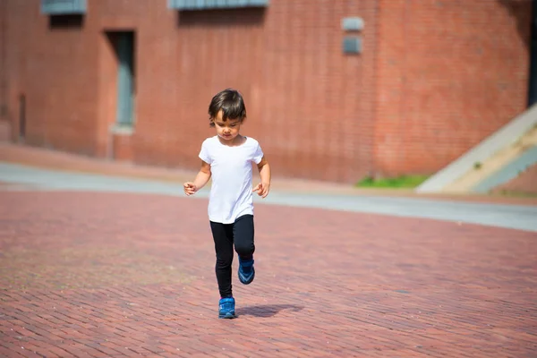 Pequeño Niño Corriendo Calle —  Fotos de Stock