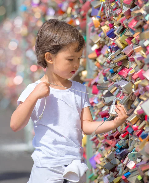 小女孩看着从德科隆桥的锁 — 图库照片