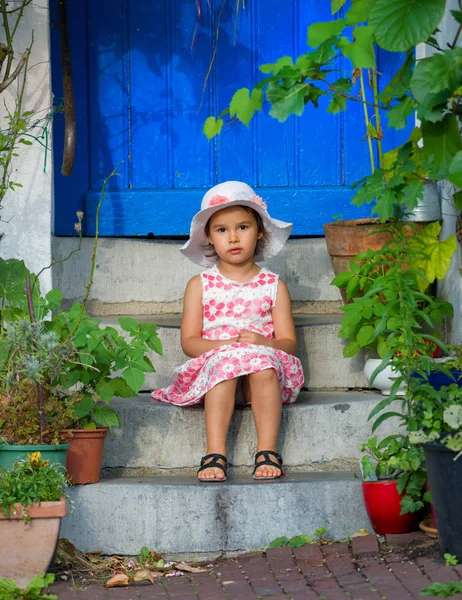 Adorable Niña Pequeña Con Sombrero Blanco Sentado Las Escaleras Día — Foto de Stock