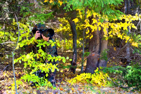 Vahşi Hayat Doğa Adam Fotoğrafçı Kamuflaj Kıyafeti Silah Fotoğraf Çekimi — Stok fotoğraf
