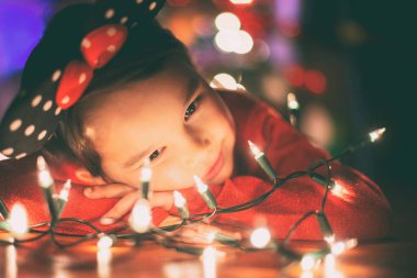 küçük kız withs Noel ışıkları