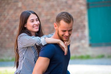 Genç çiftin birlikte eğlenmek