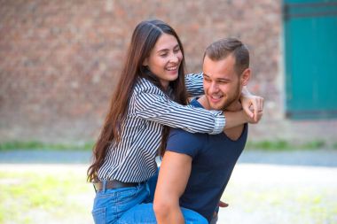 Genç çiftin birlikte eğlenmek