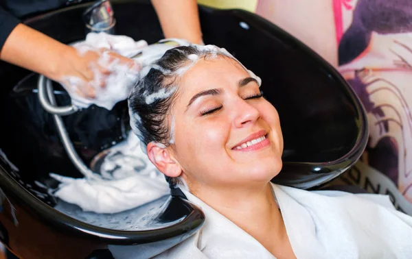 Piękna Młoda Dziewczyna Korzystających Mycia Włosów Salonie Fryzjerskim — Zdjęcie stockowe