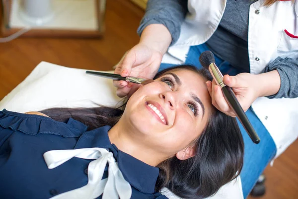 Mujer Joven Salón Para Maquillaje — Foto de Stock