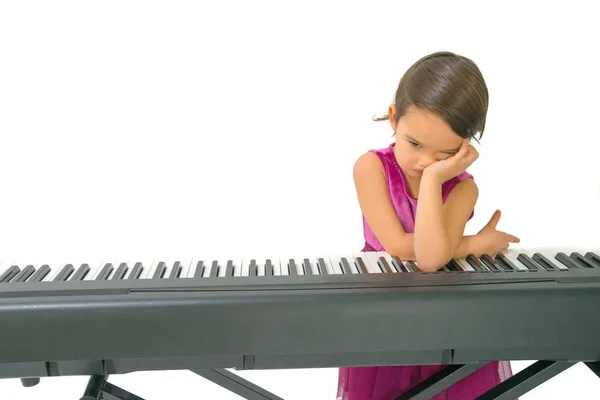 Meisje Wordt Moe Tijdens Het Beoefenen Van Piano — Stockfoto