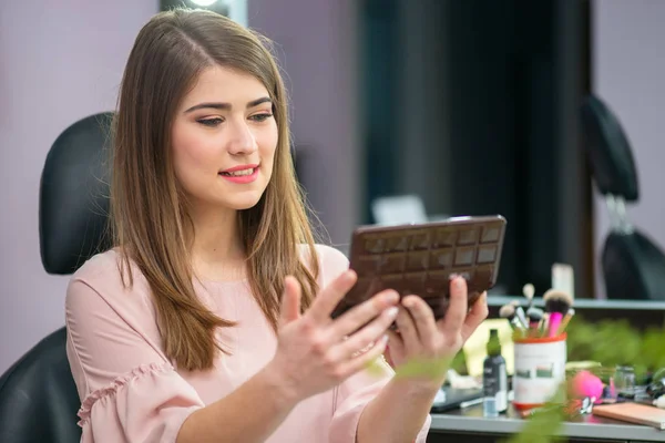 Belle Femme Avec Coiffure Maquillage Regardant Miroir Dans Salon Beauté — Photo