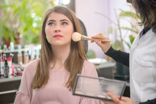Makeup Artist Applying Makeup Model Salon — Stock Photo, Image