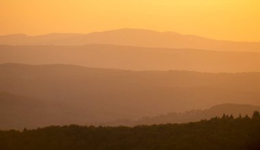 tepeler turuncu gün batımı sırasında. doğal kompozisyon