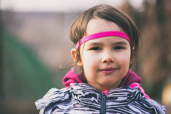 Niedliches Kleines Mädchen Freien Trägt Ein Stirnband — Stockfoto