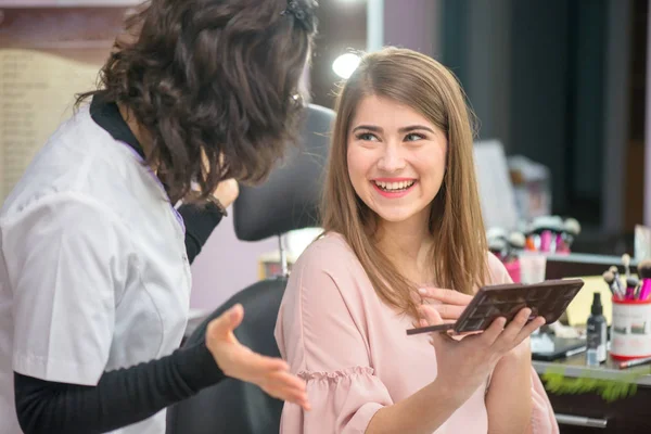 Happy Model Thanks His Cosmetician — Stock Photo, Image