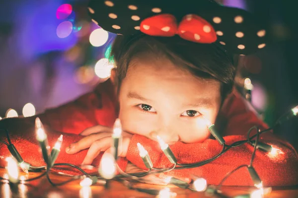 小さな女の子 Withs クリスマス ライト — ストック写真